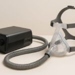 imagen de cpap donde se ve el compresor, el tubo y la mascarilla